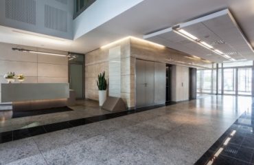 Entretien ménager des aires communes d'immeuble à condo